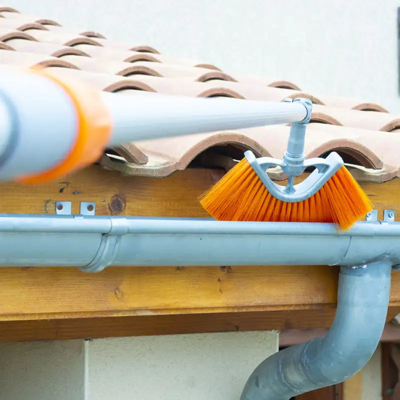 Nettoyage de gouttière depuis le sol avec une perche télescopique sans utiliser d'échelle
