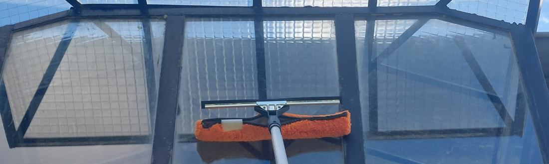 Nettoyage du toit en polycarbonate d'une véranda depuis le sol avec une perche télescopique et brosse microfibre souple