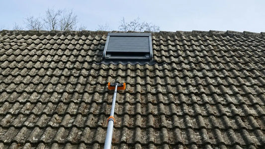 Nettoyage d'un Velux depuis le sol avec une perche télescopique