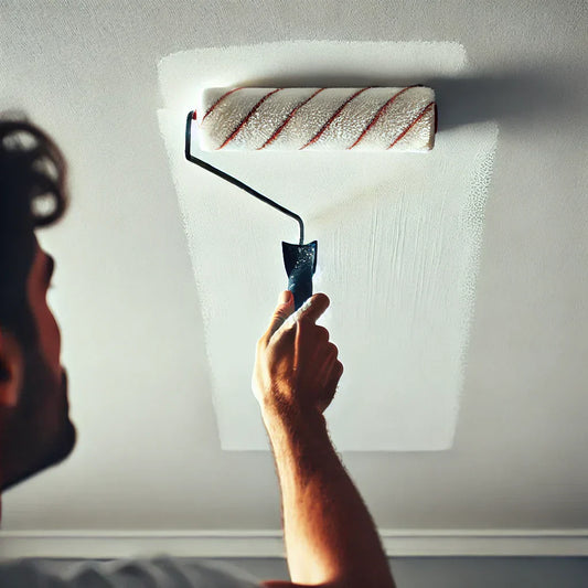Peinture d'un plafond avec un rouleau fixé sur un manche télescopique depuis le sol sans échelle