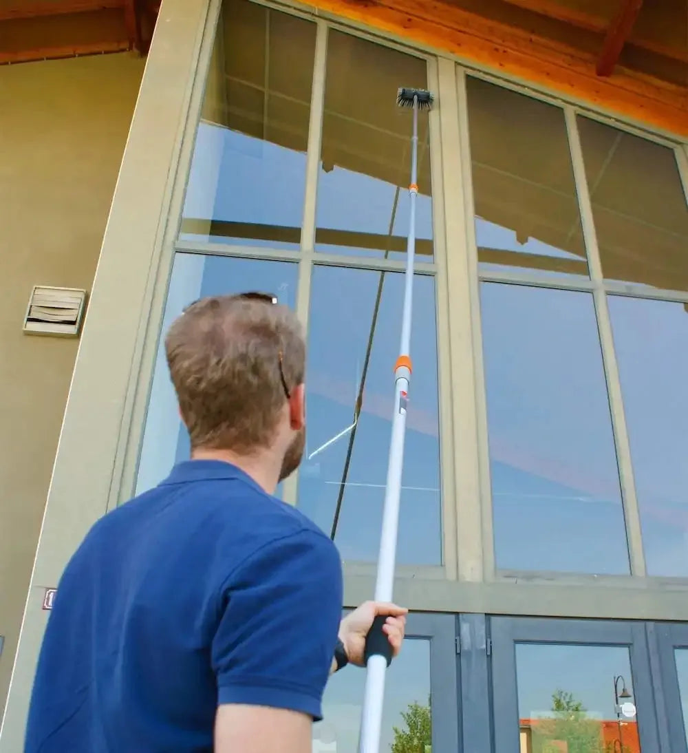 nettoyage vitre avec une perche télescopique