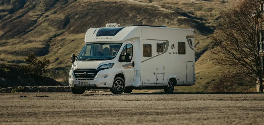 nettoyage camping car avec une perche télescopique