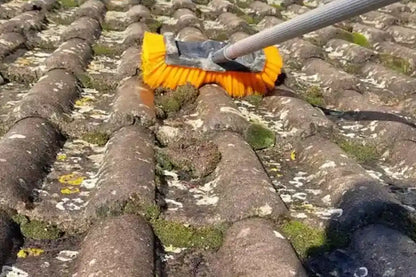 Brosse toiture en action pour enlever la mousse